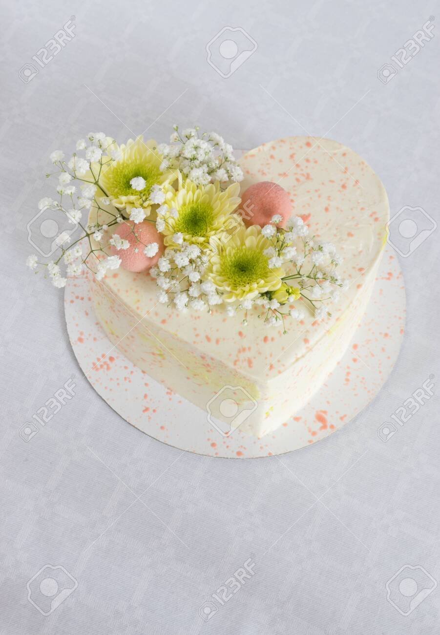 Торт сердце украшение живыми цветами