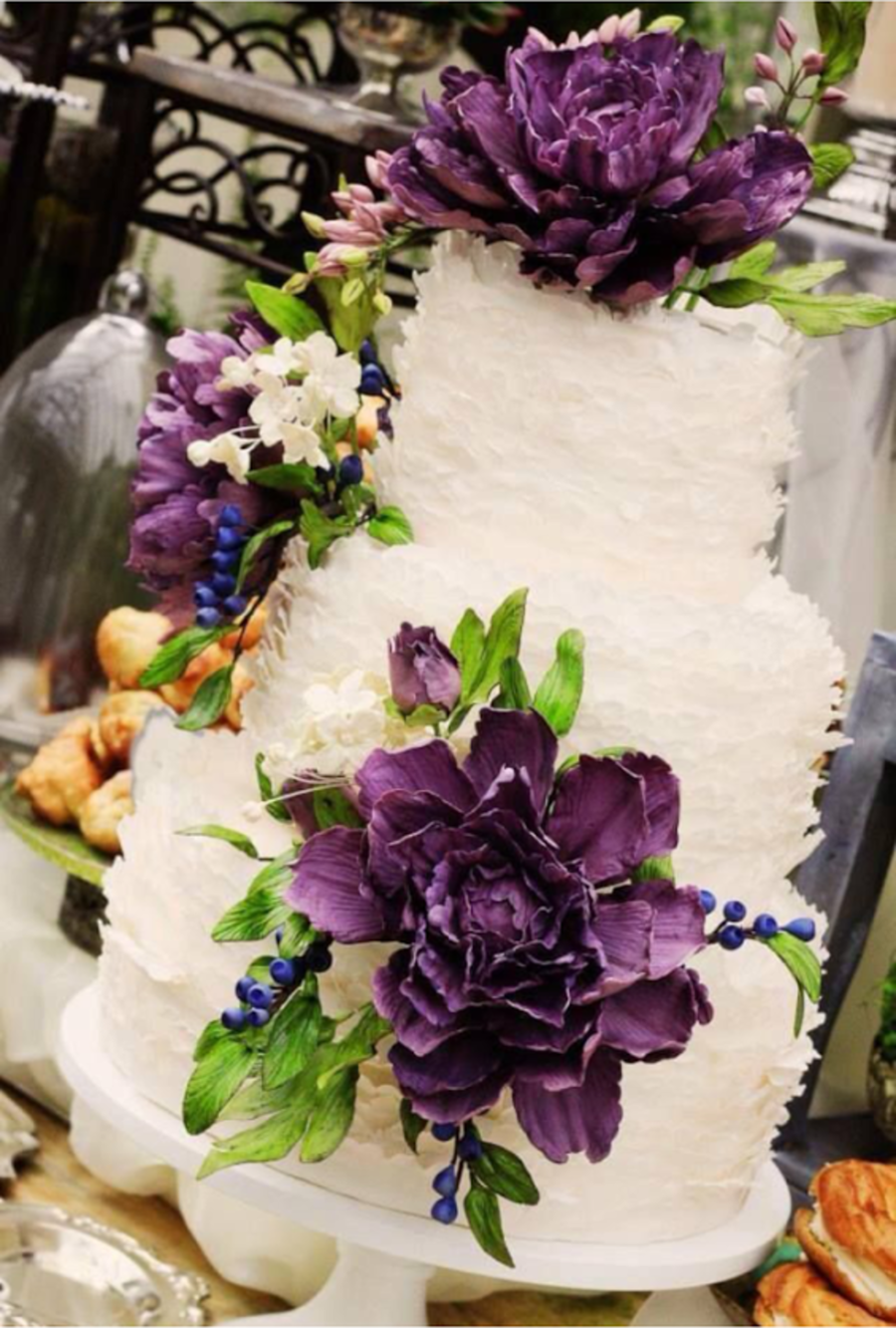 Свадебный торт с искусственными цветами