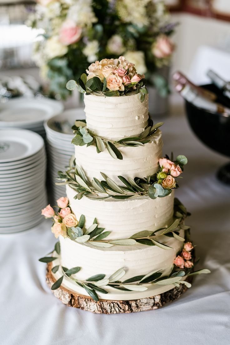 Свадебный торт с белыми цветами и зеленью