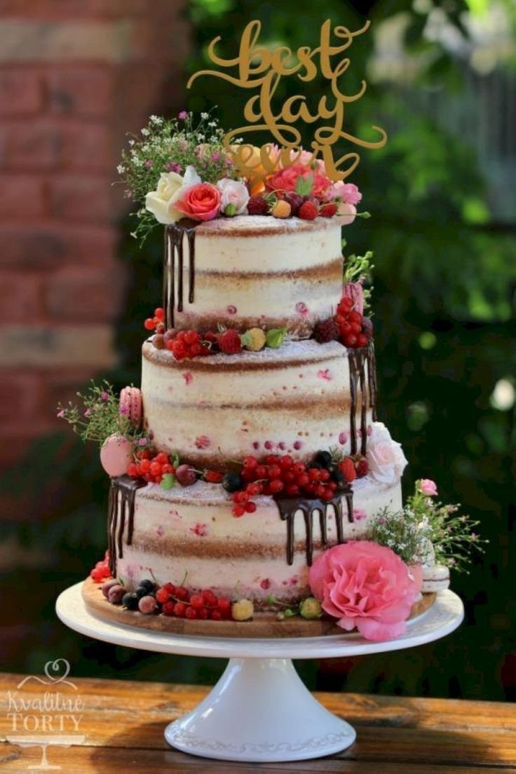 Красивый торт с фруктами и ягодами