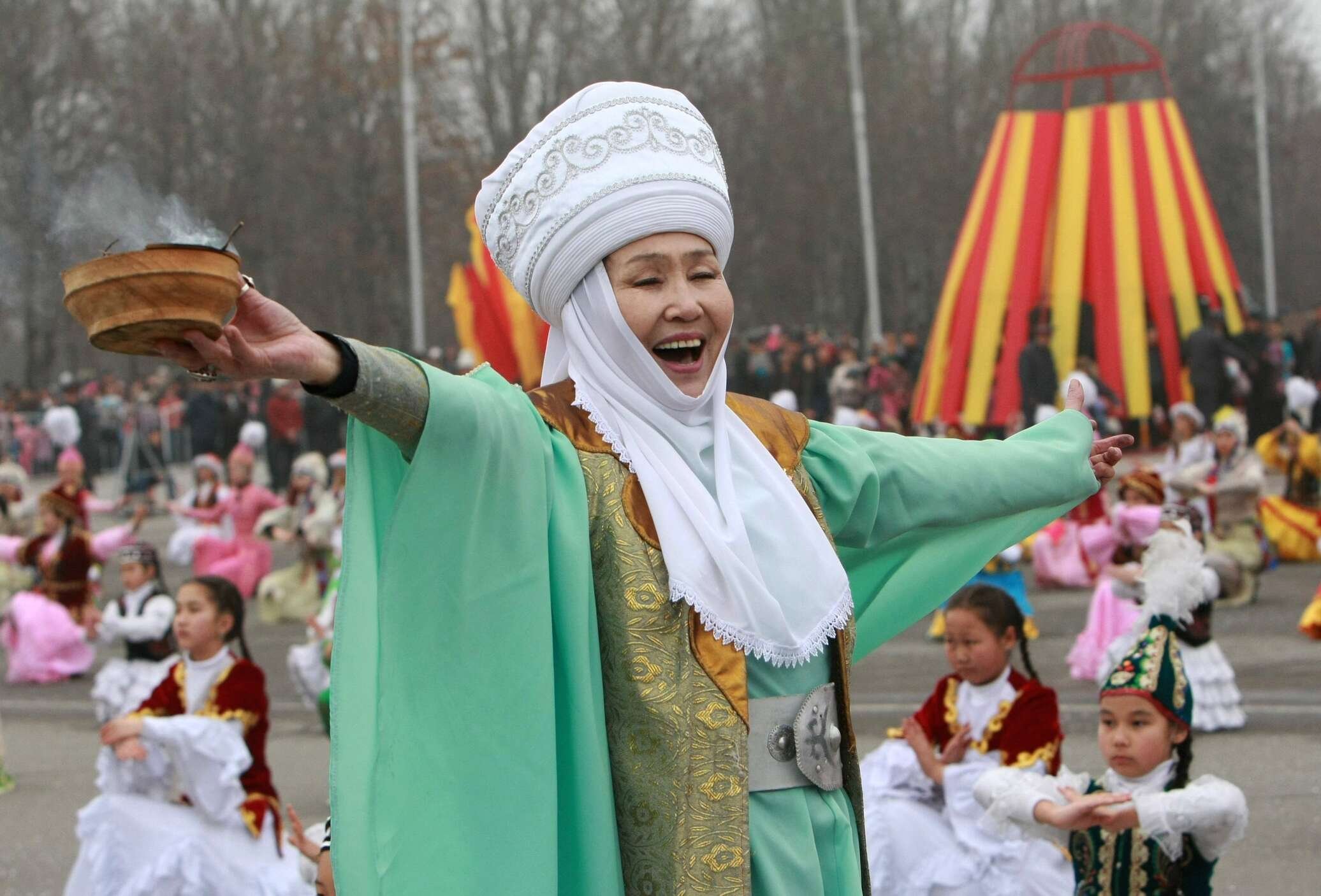 Праздники киргизов. Традиции Нооруз Киргизия. Кыргызстан Нооруз юрта. Бишкек Нооруз празднование. Нооруз алас.
