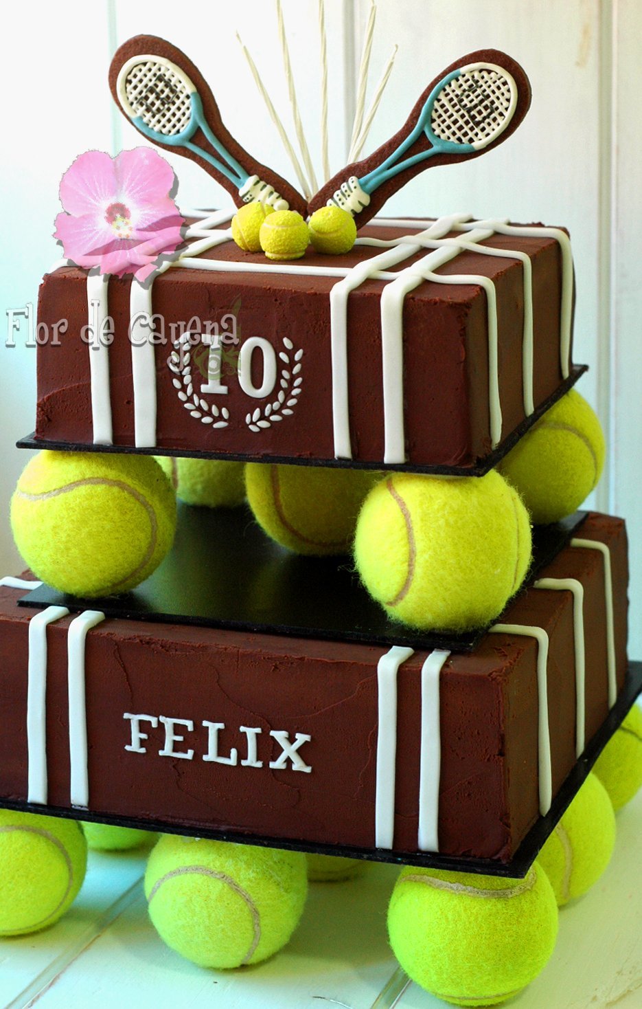 Торт с теннисными мячиками