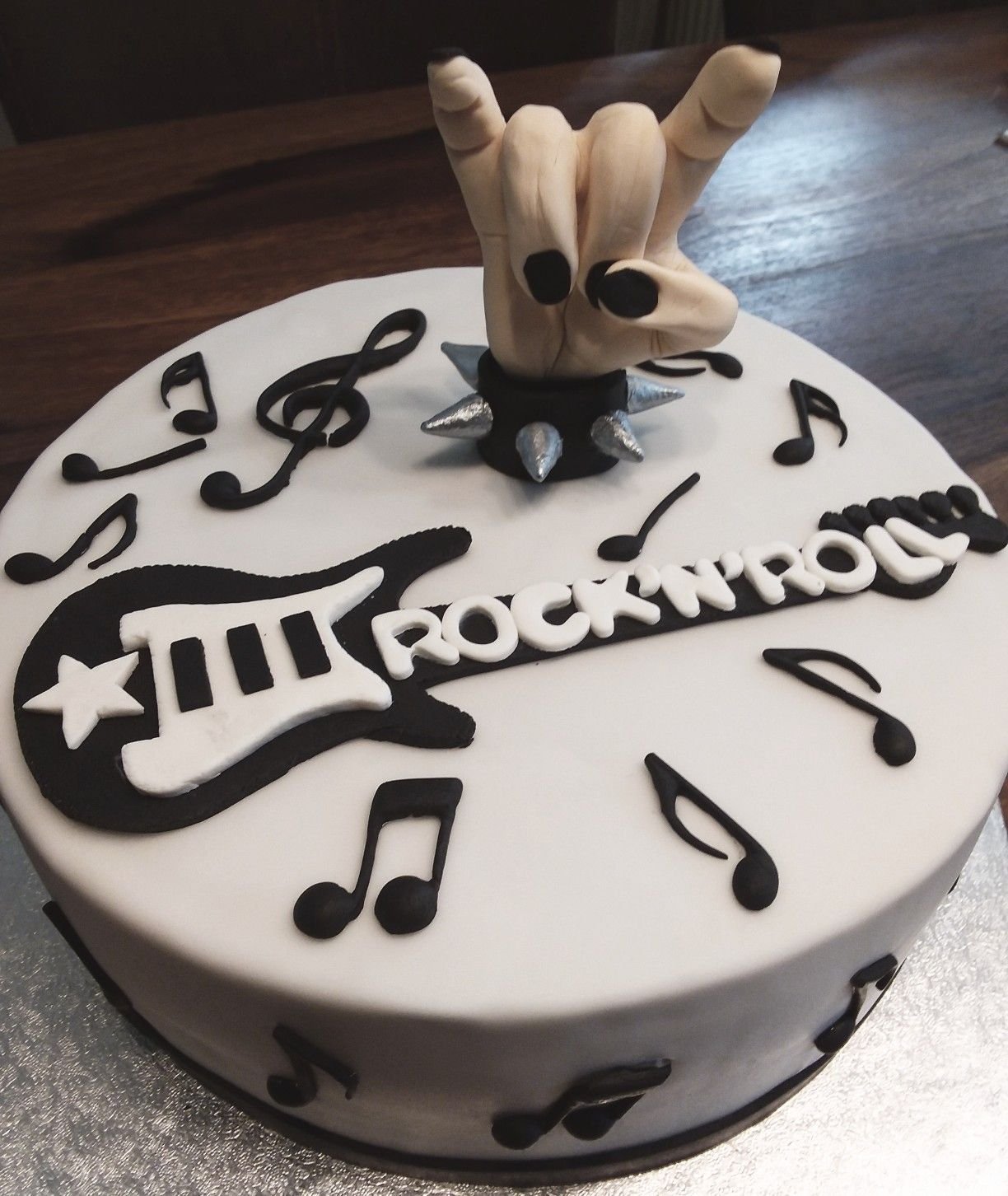 Торт в стиле рок-н-ролл
