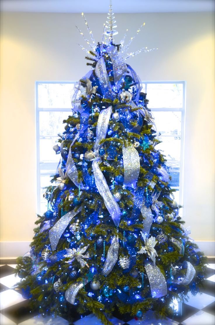 Новогодняя елка в голубых тонах