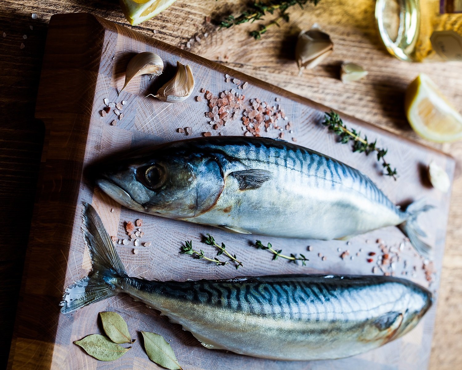 Макрель или скумбрия. Сельдь и скумбрия. Скумбрия и селедка. Селедка соленая. Рыба на доске.