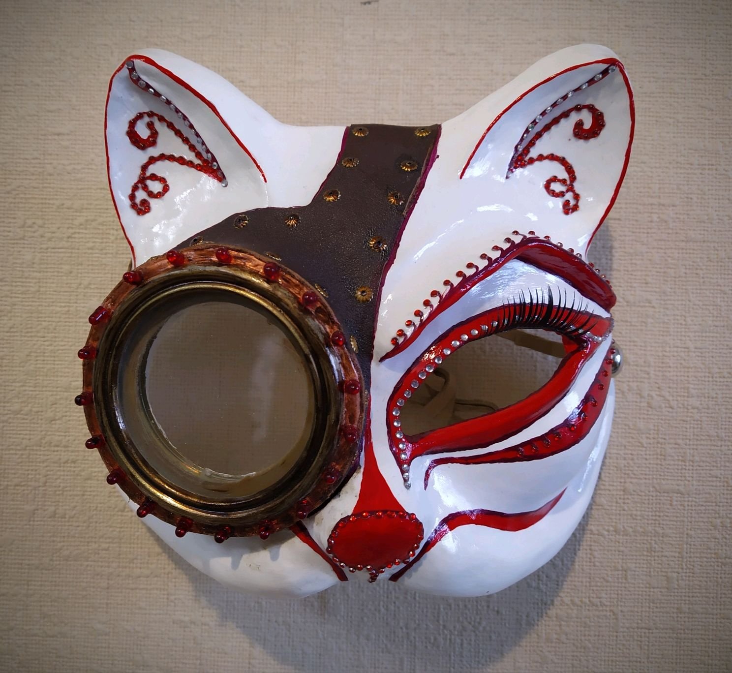 Покажи как делать маску. Маска из папье маше. Новогодние маски. Необычные маски. Маска кота.