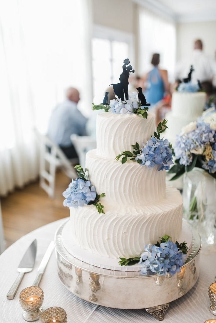 Свадебный торт двухъярусный бело синий
