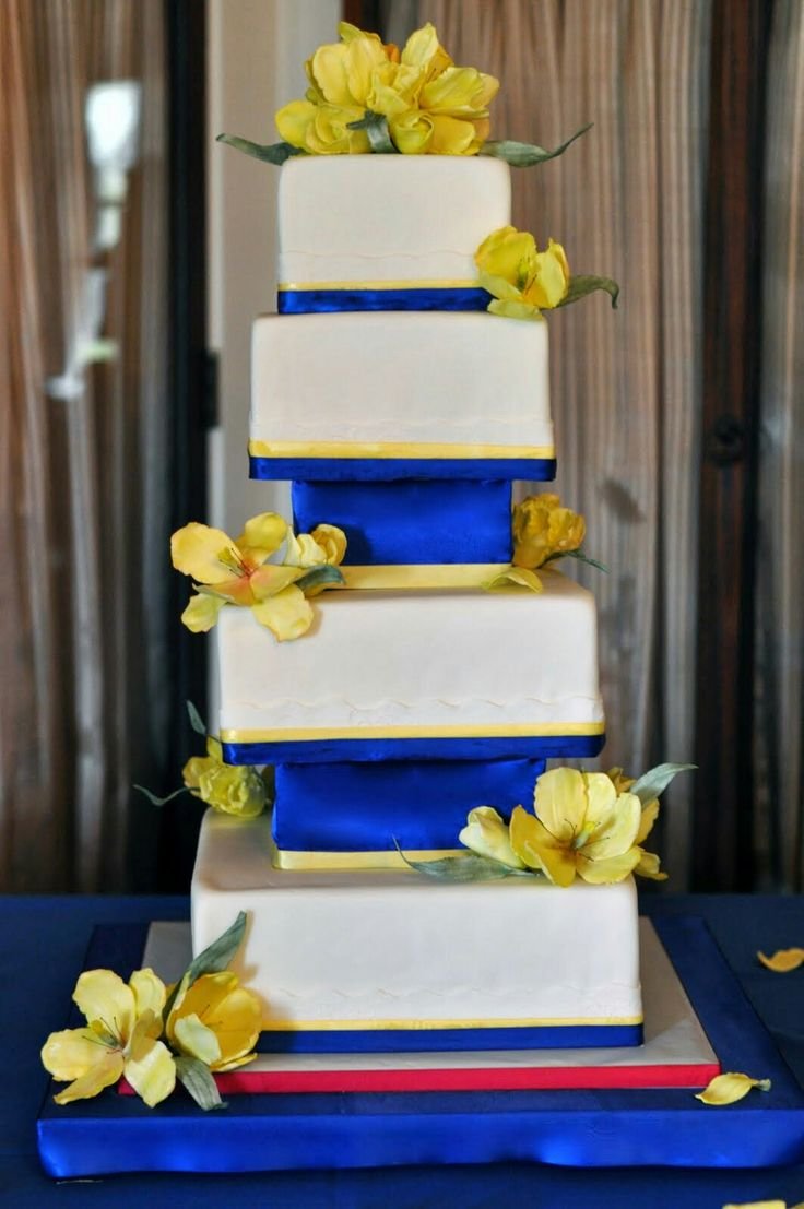 Торт с капкейками на свадьбу в синем цвете
