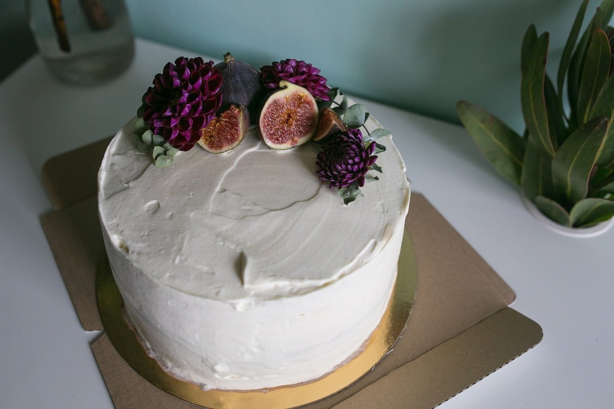 Украсить торт живыми. Торт с живыми цветами одноярусный. Украшение торта Минимализм. Торт украшенный цветами живыми. Торт с живыми цветами.