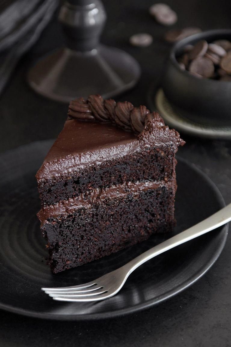 Прямоугольный торт с шоколадным декором