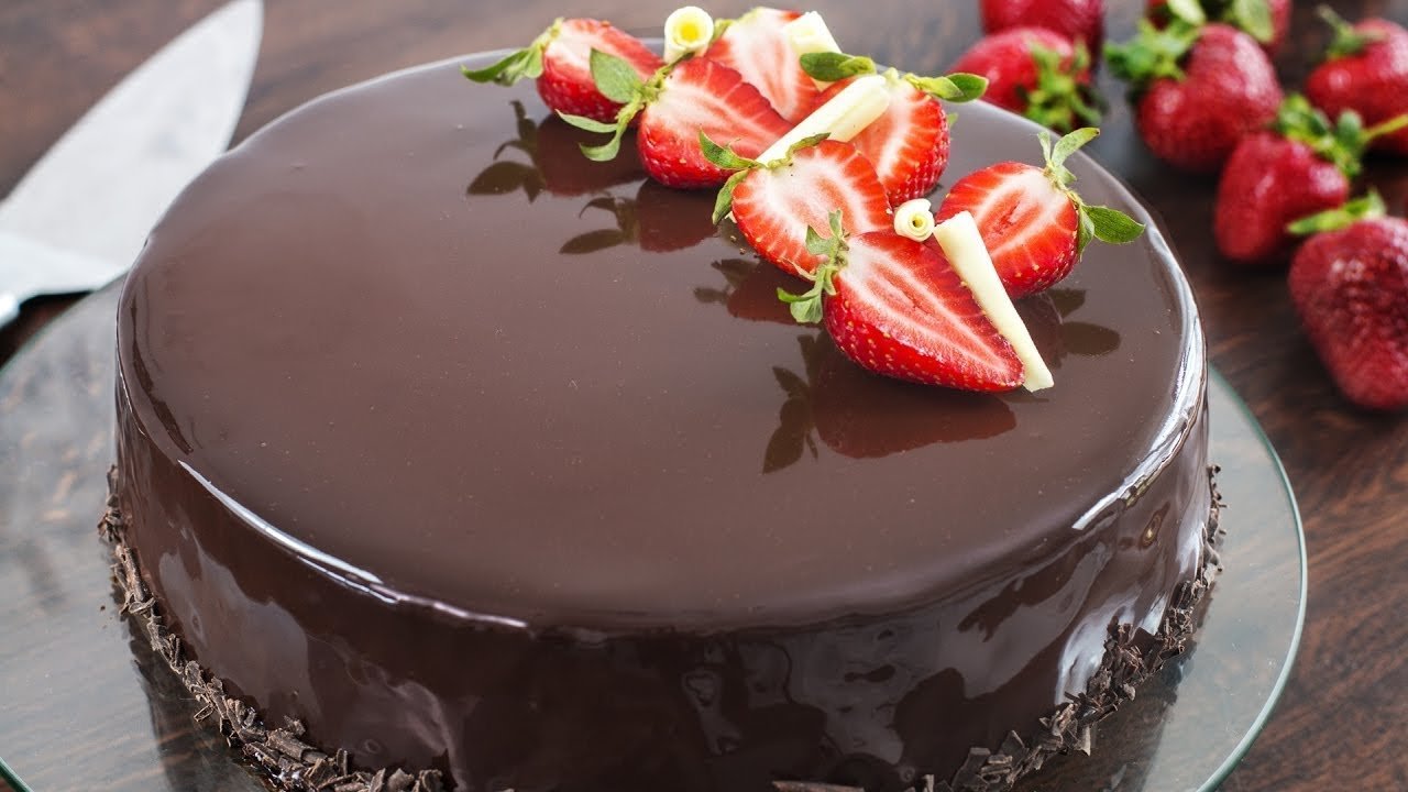 Шоколадный торт желатин. Шоколадный торт. Красивый шоколадный торт. Торт с шоколадом. Красивый торт с клубникой.