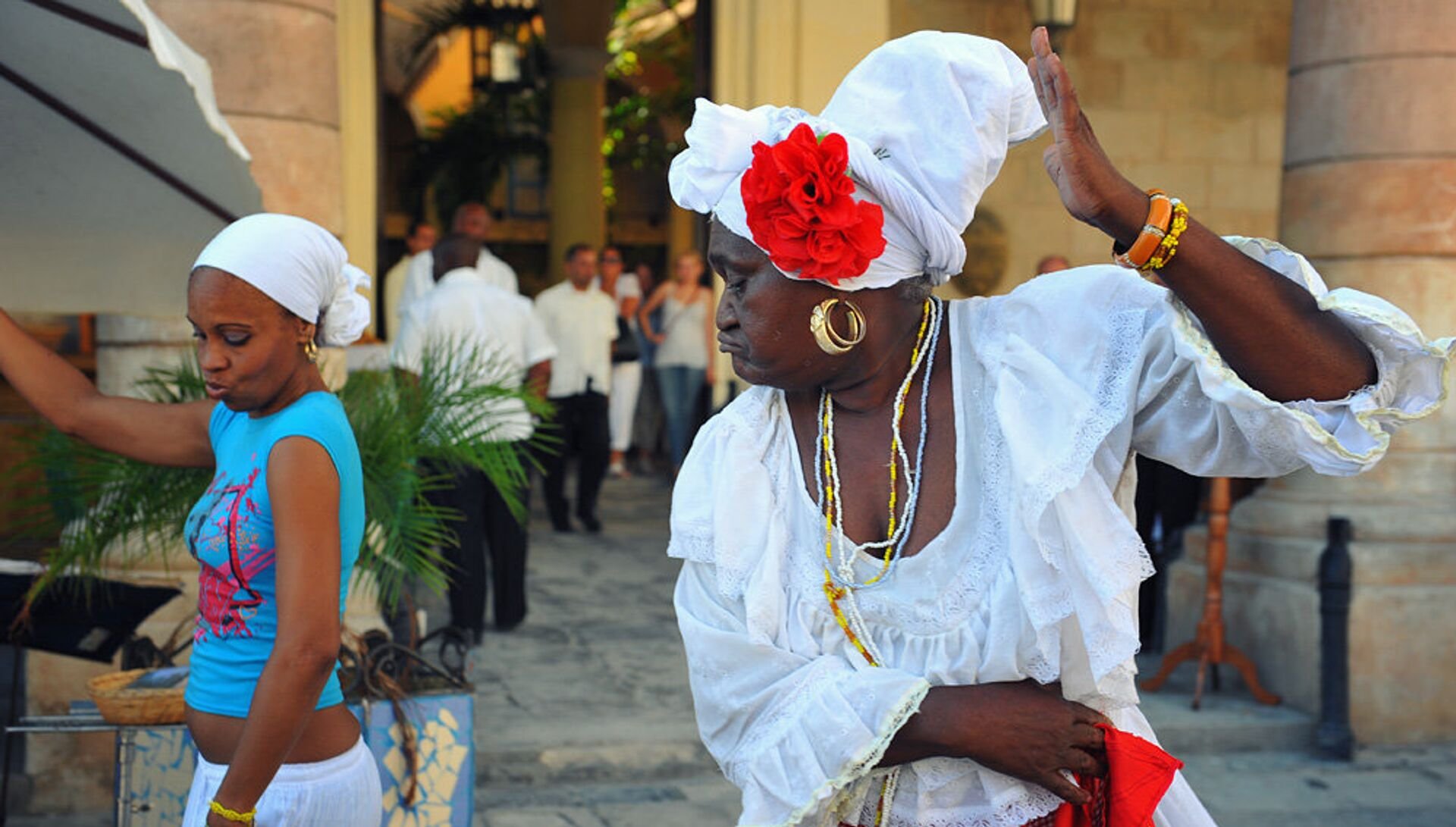 Кубинская администрация. Куба кубинки Гавана. Кубинский национальный костюм. Национальная одежда на Кубе. Кубинские женщины.