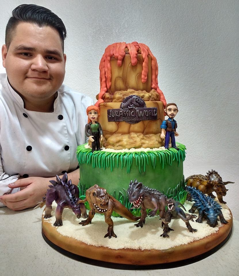 Торт со страшным динозавром