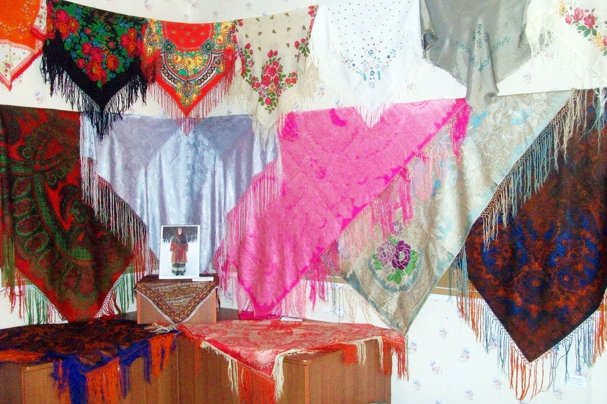 Выставка платков. Платки в интерьере. Выставка платков и шалей. Украшение стены платками.