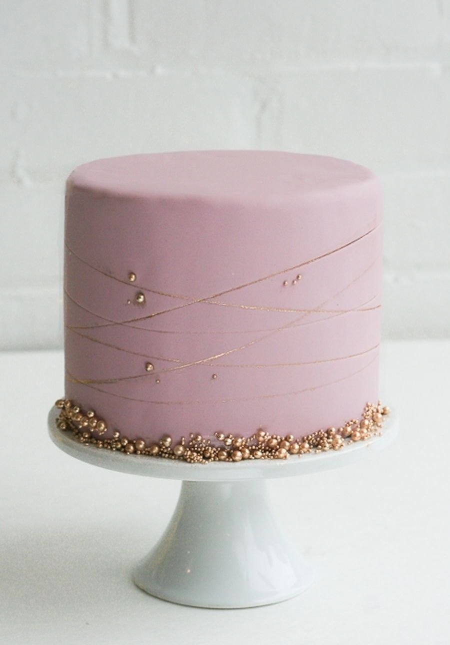 Розовый торт с бусинками