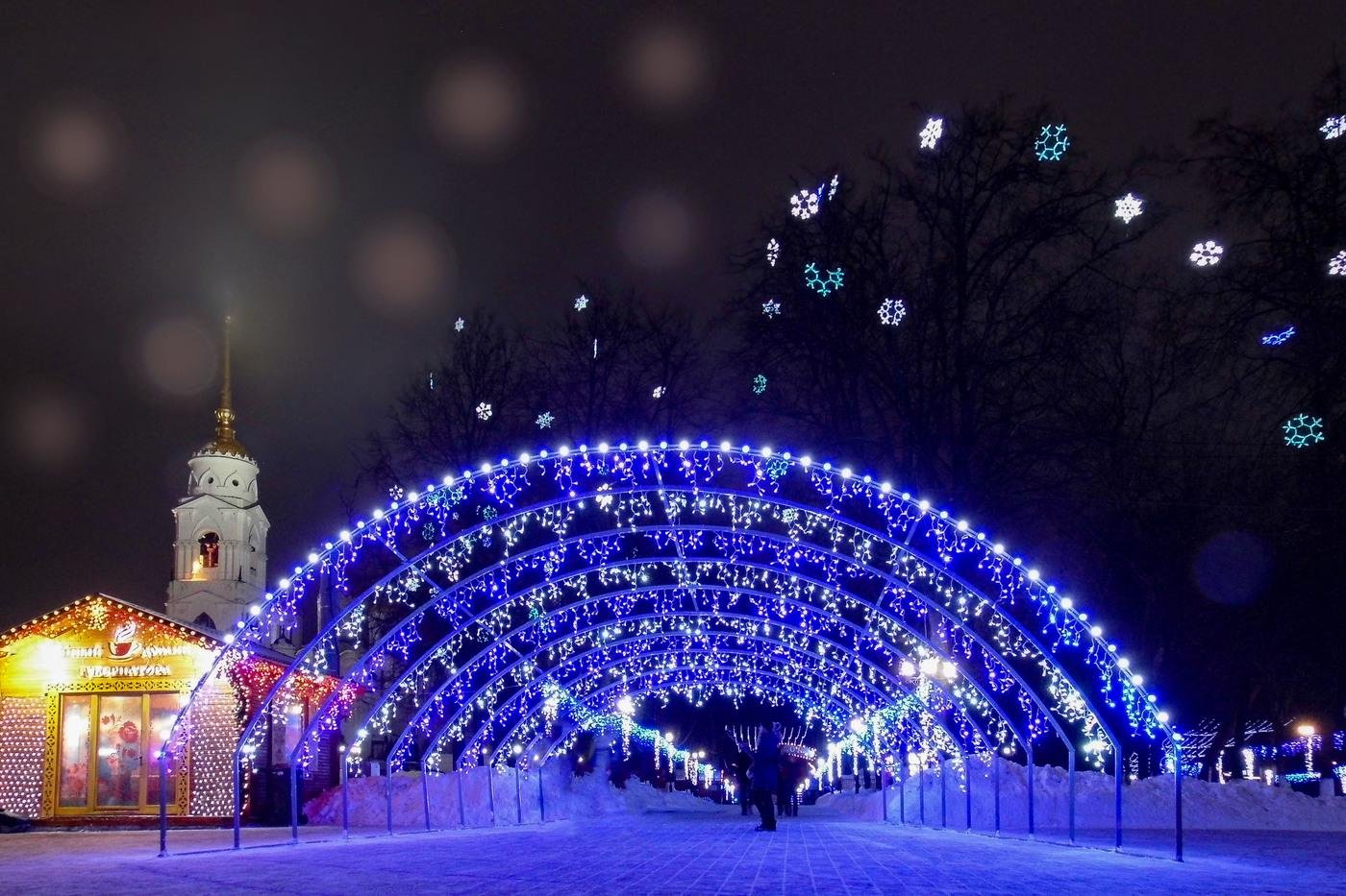 Новогодние праздники в ярославле. Соборная площадь Владимир зима. Соборная площадь во Владимире зимой. Город Владимир 2022. Соборная площадь Владимир Новогодняя ночь.