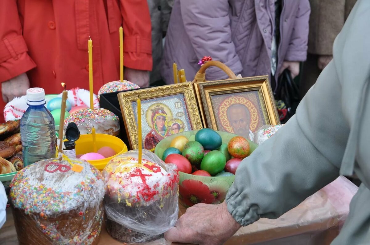 Что люди делают на пасху. Куличи на Пасху. Празднование Пасхи в церкви. Пасха Церковь. Освящение куличей в церкви.