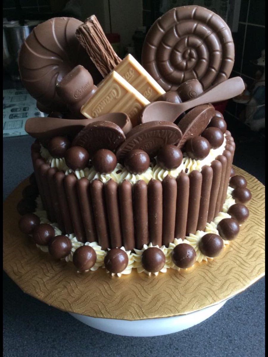 Торт украшенный шоколадными шарами