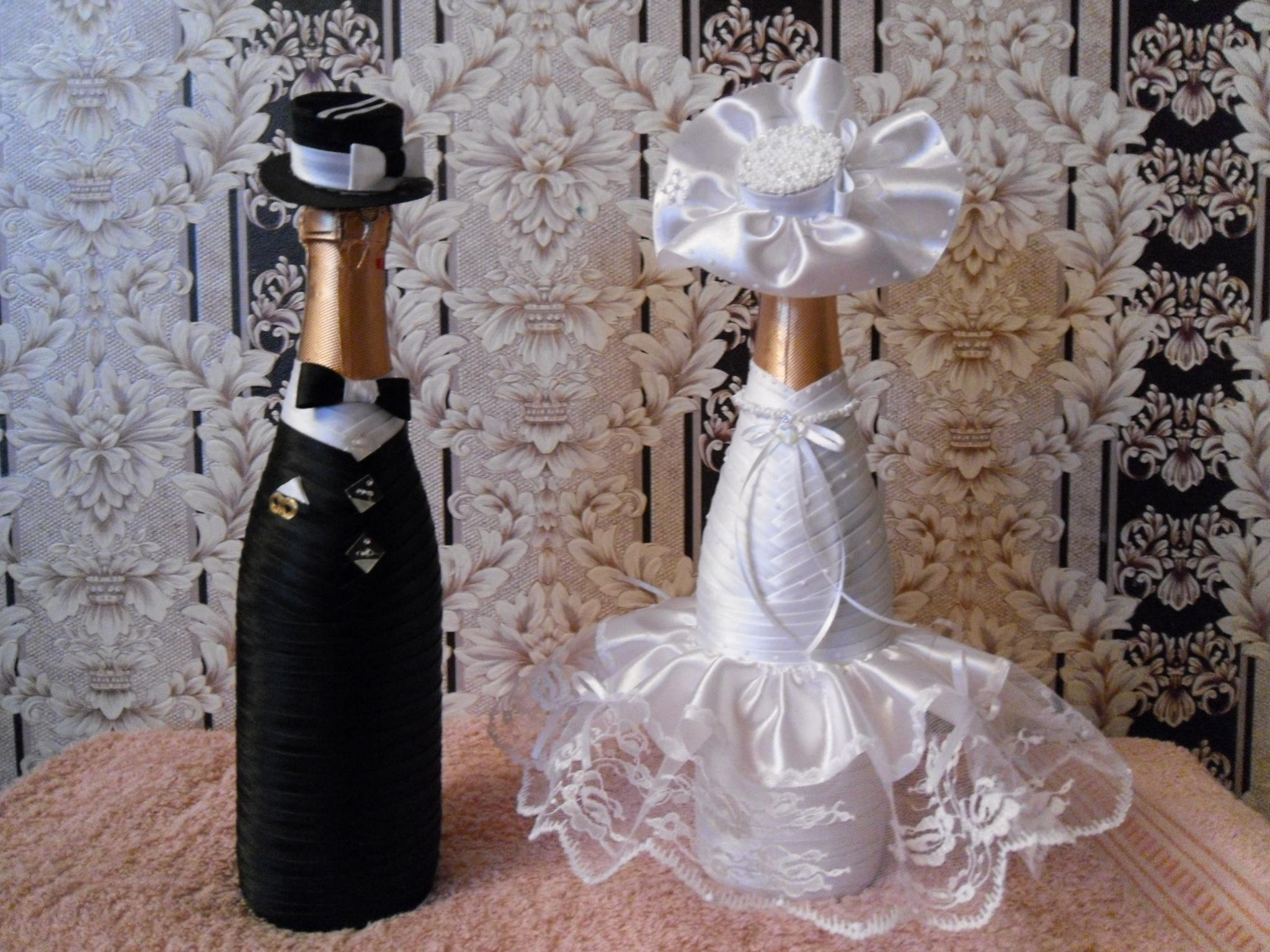 Шампанское на свадьбу своими руками. Украшение бутылок. Декор шампанского на свадьбу. Украшение шампанского на свадьбу. Украшение бутылки шампанского.