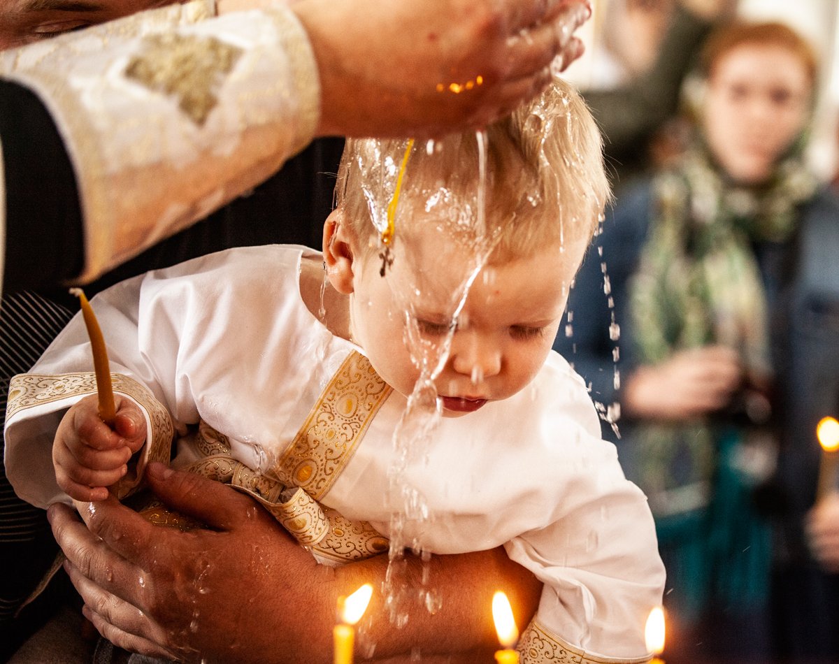 После крещения младенца. Крещение ребенка. Крещение у католиков. Крещение детей в церкви. Крещение детей в католической церкви.