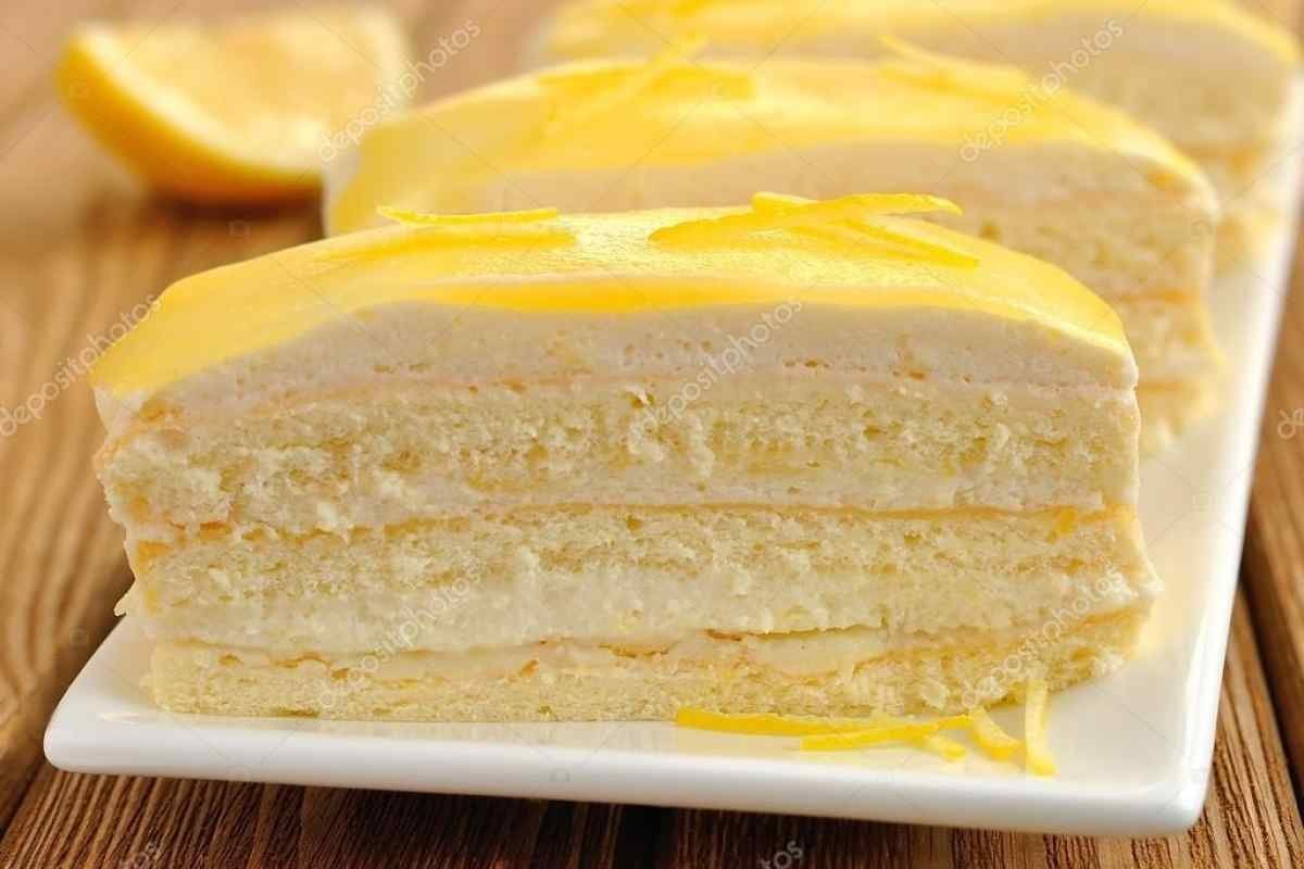 Торт в домашних условиях с лимоном. Торт лимонник бисквитный. Лимонный бисквитный торт. Тортик с лимонным кремом. Торт с лимонной прослойкой.