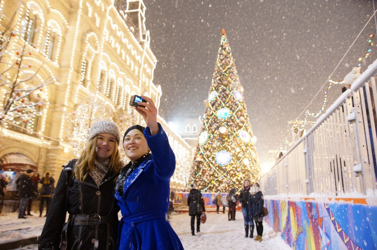 После нового года 2019. Новогодний праздник. Празднование нового года в России. Новогодняя прогулка. Новый год люди на улице.
