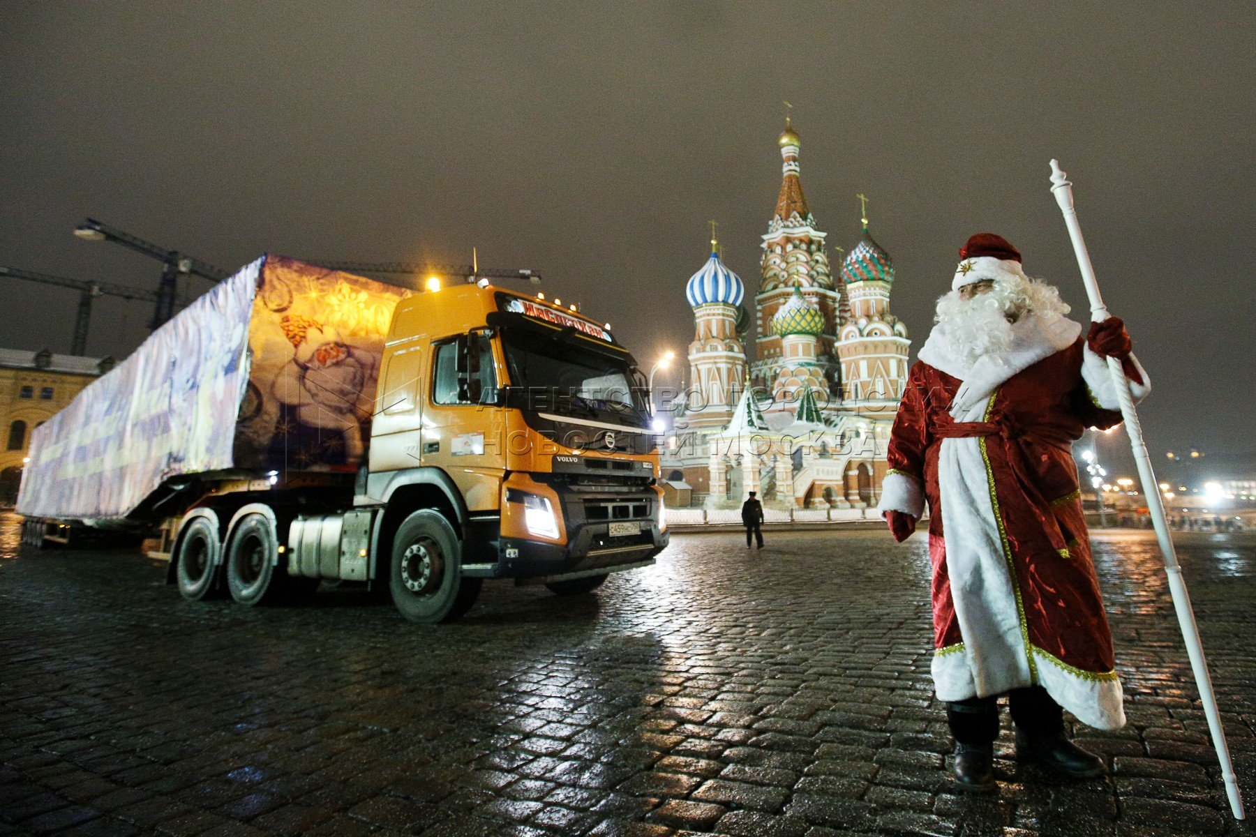 Дед Мороз на грузовике. Дед Мороз на фуре. Грузовик с елкой.