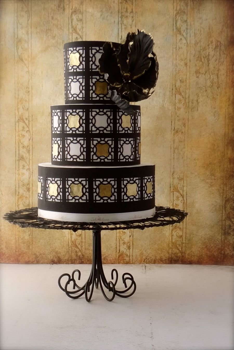 Торт с цветами на темном фоне