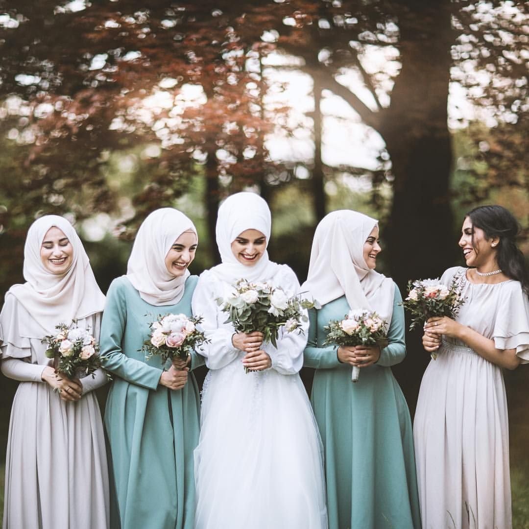 Мусульманская невеста. Мусульманские платья на свадьбу. Платье на никах для гостей. Платье для подружки невесты мусульманки.