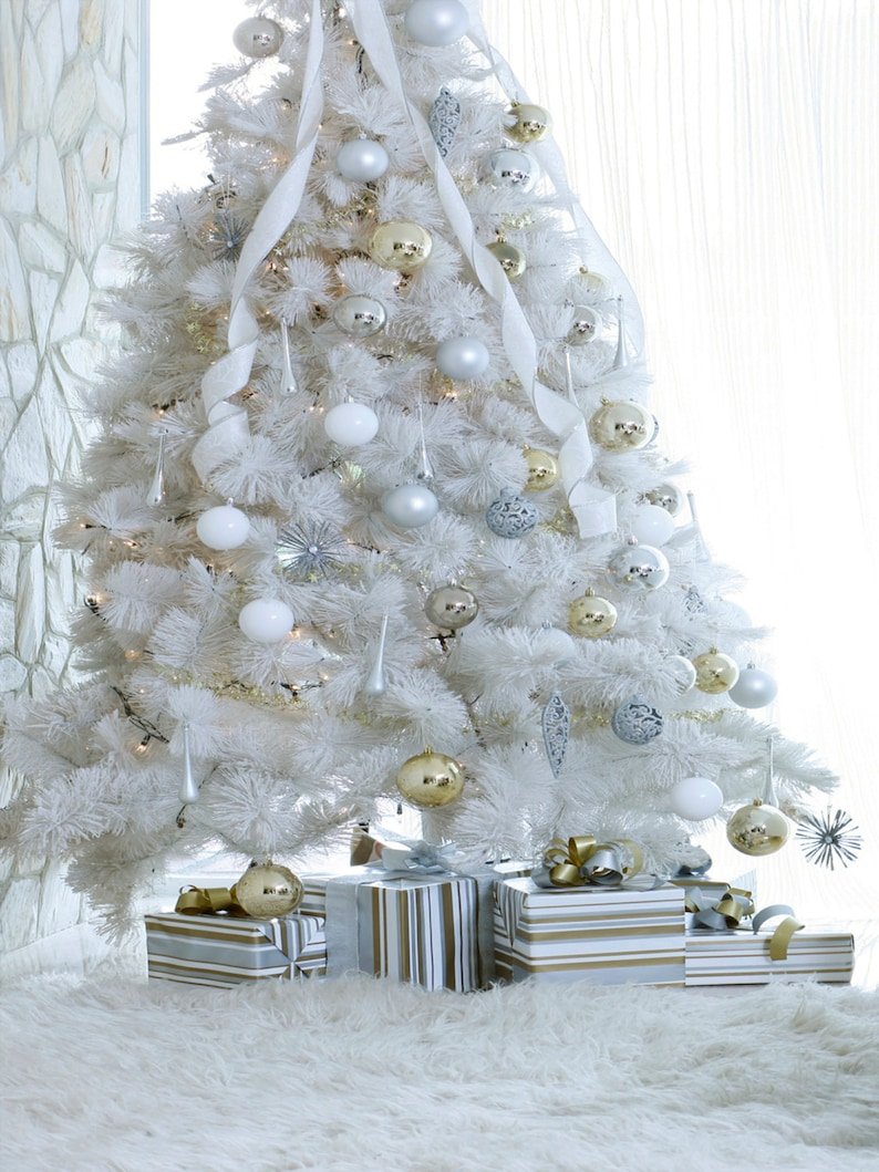 Красиво украсить белую елку