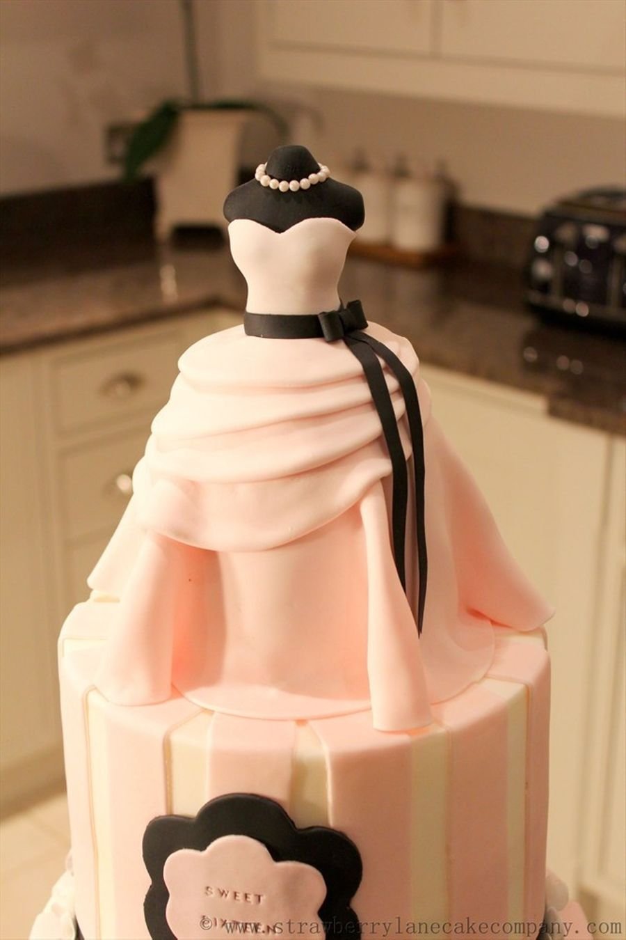 Торт в виде платья невесты