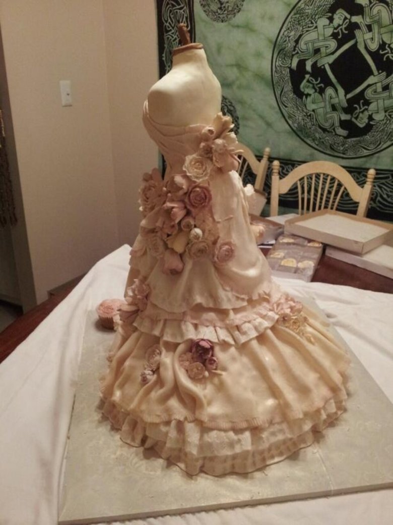 Торт платье для девочки кремовый