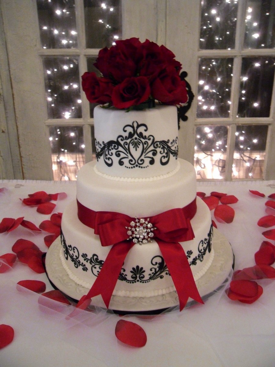 Свадебный торт в красных тонах