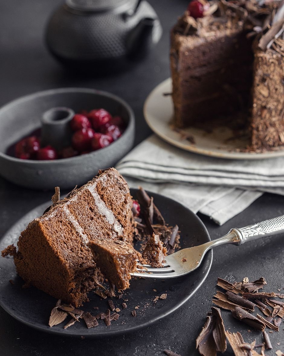 Украшение торта посыпкой и шоколадом