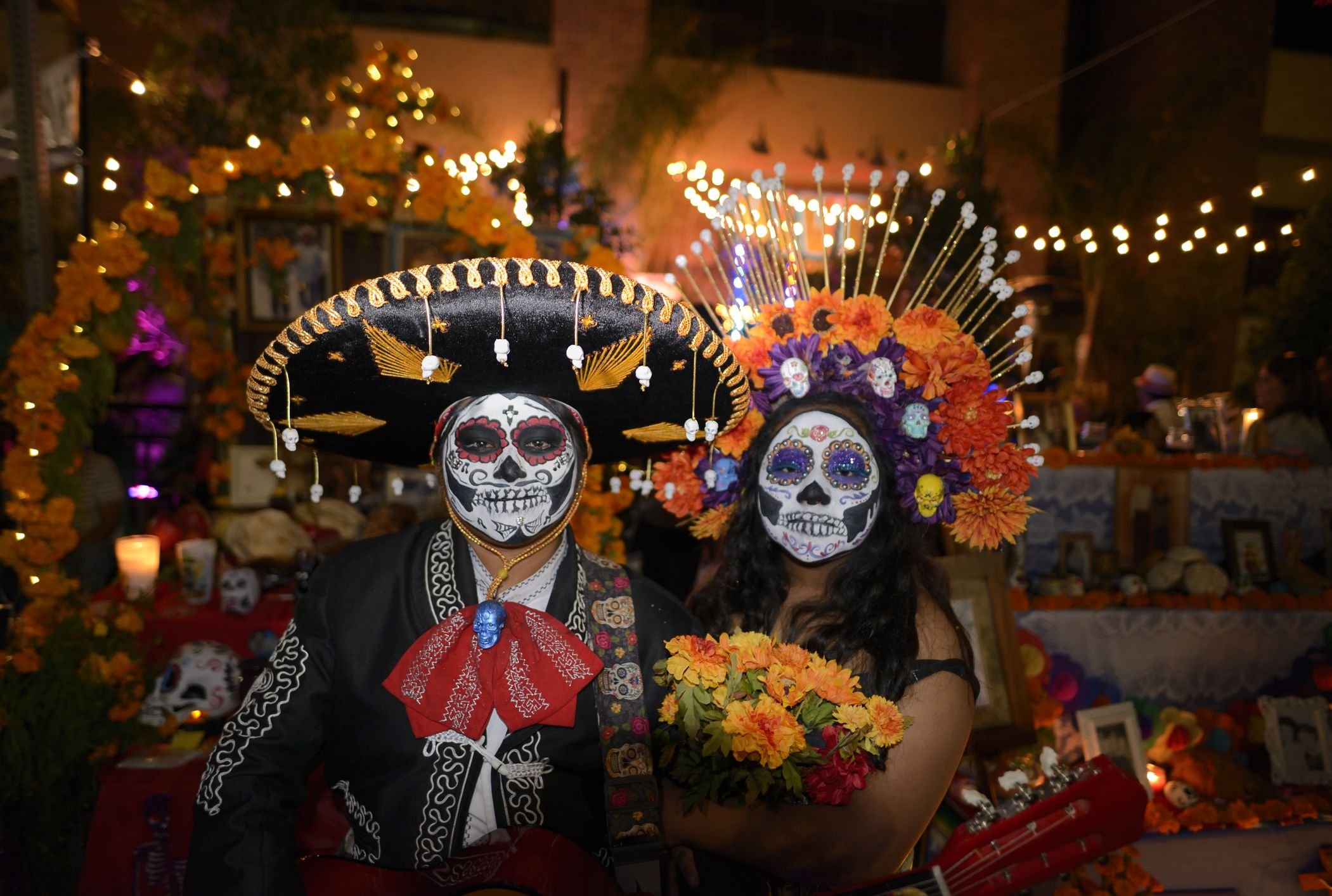 Актуальность дня мертвых. Dia de los muertos праздник. Мексиканский день мёртвых Хэллоуин. Плайя дель Кармен день мертвых. Праздник мертвых в Мексике.
