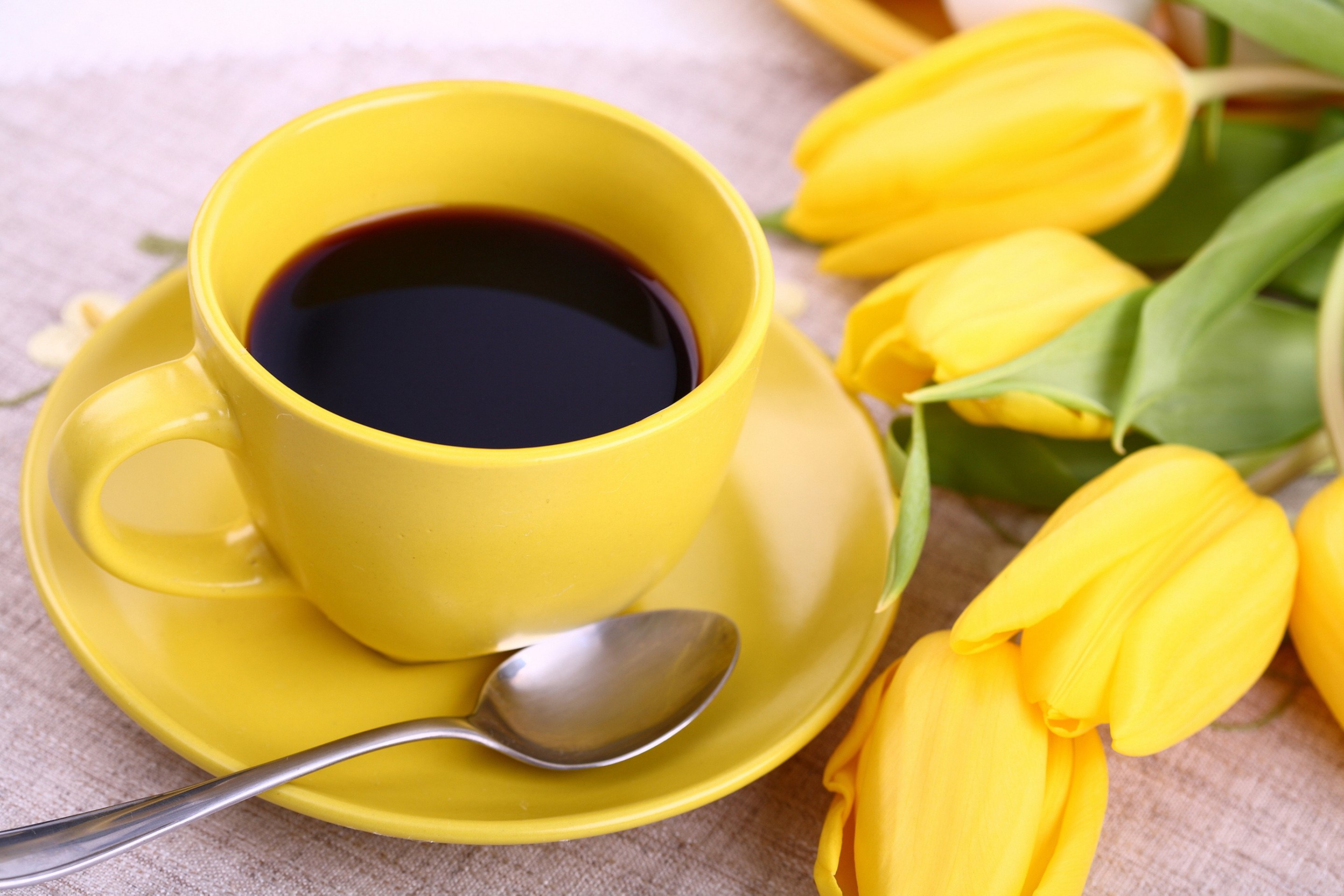 Желтое доброе утро картинки. Доброе утро в желтом цвете. Завтрак и желтые цветы. Кофе и цветы. Солнечное утро и кофе.