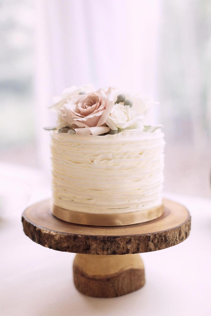 Свадебный торт двухъярусный нежный