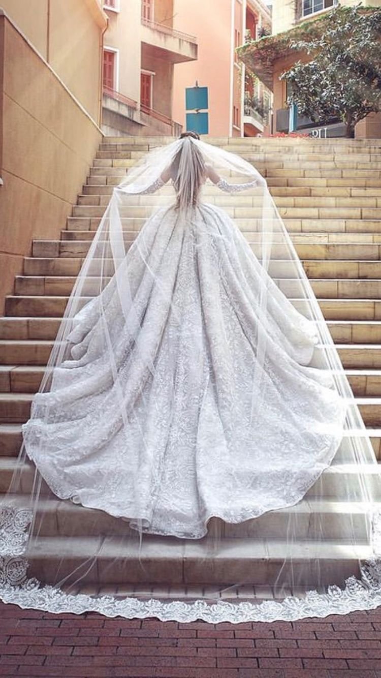 Свадебные платья пышные со шлейфом и фатой