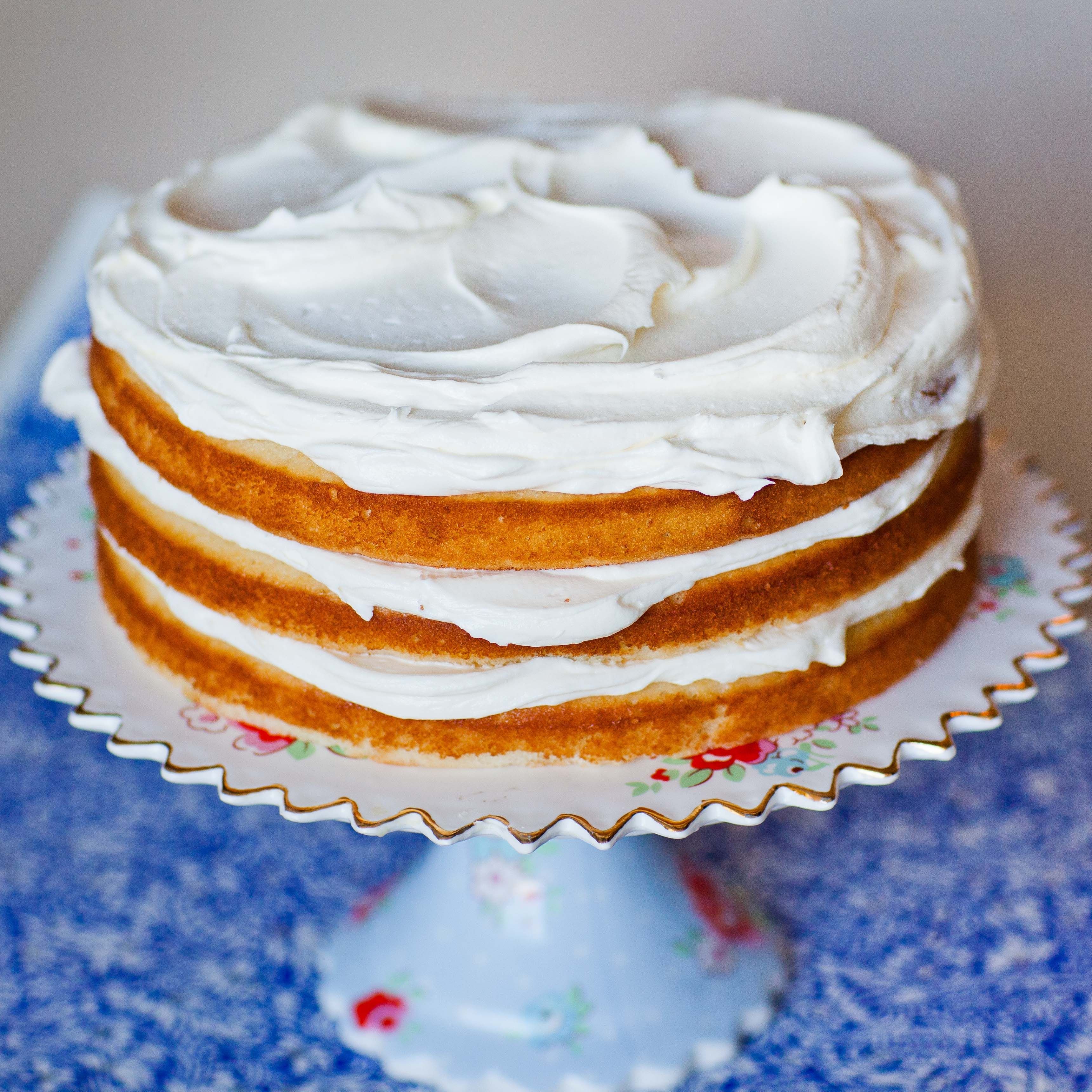 Торт без сливочного крема. Торт сметанник бисквитный. Крем для бисквитного торта. Творожный крем для торта. Украшение торта творожным кремом.