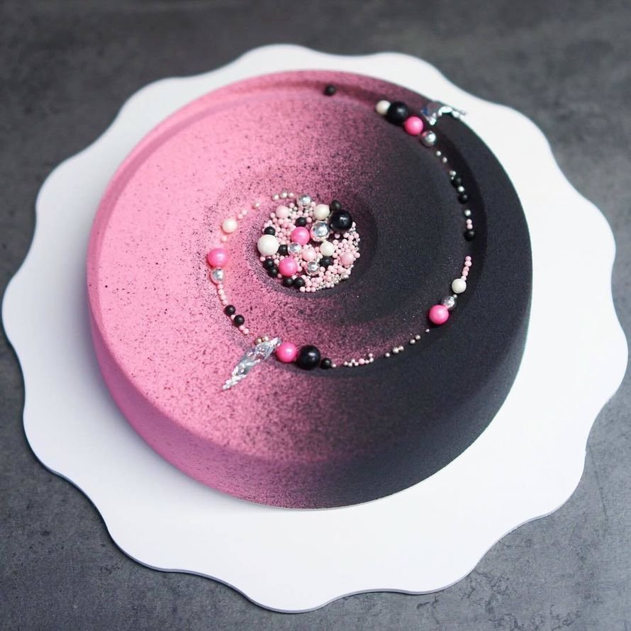 Черно розовый торт. Муссовый торт Вихрь. Муссовый торт с ежевикой. Муссовый торт розовый. Свадебный муссовый торт.