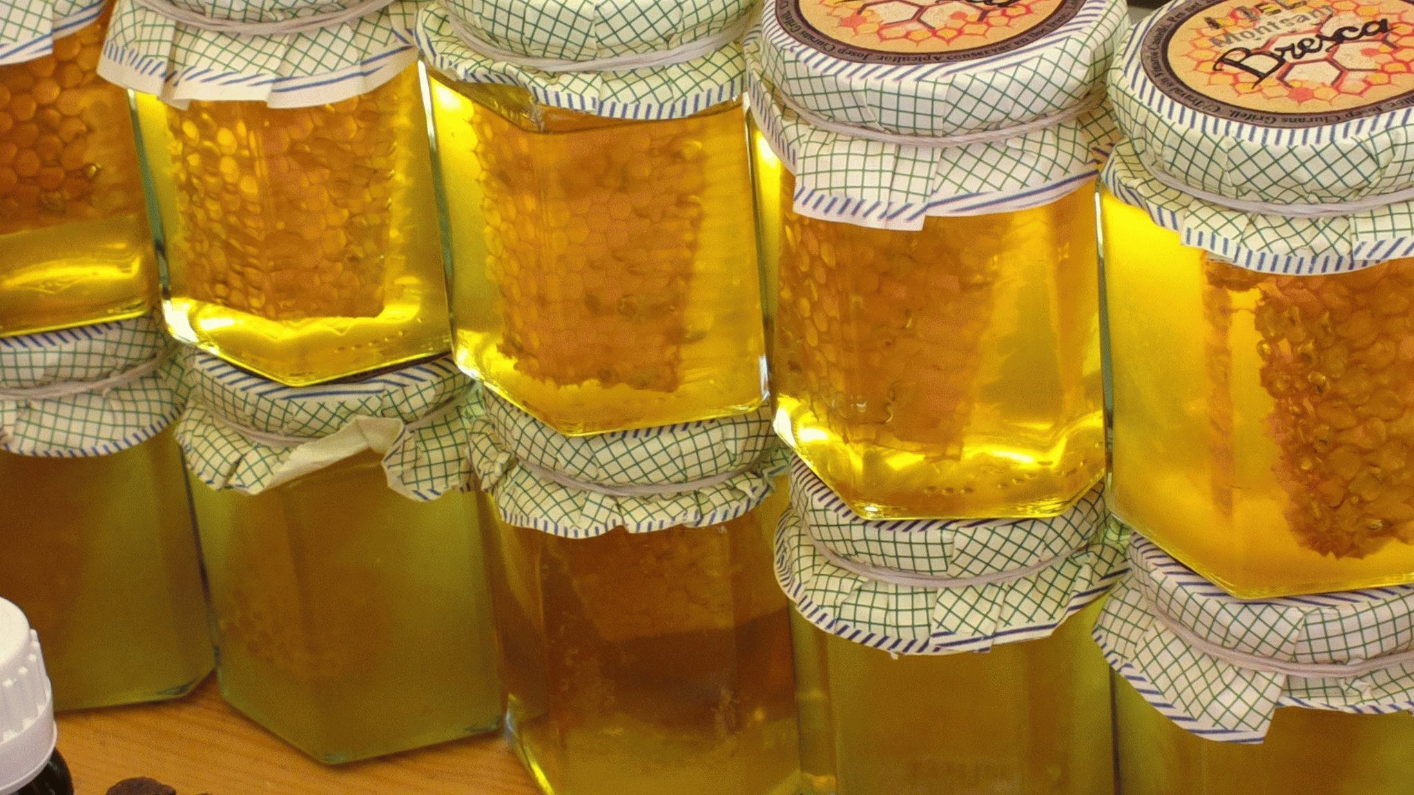 Вкушая вкусих мало меда. Мёд натуральный. Разновидности меда. Пчелиный мёд. Много меда.