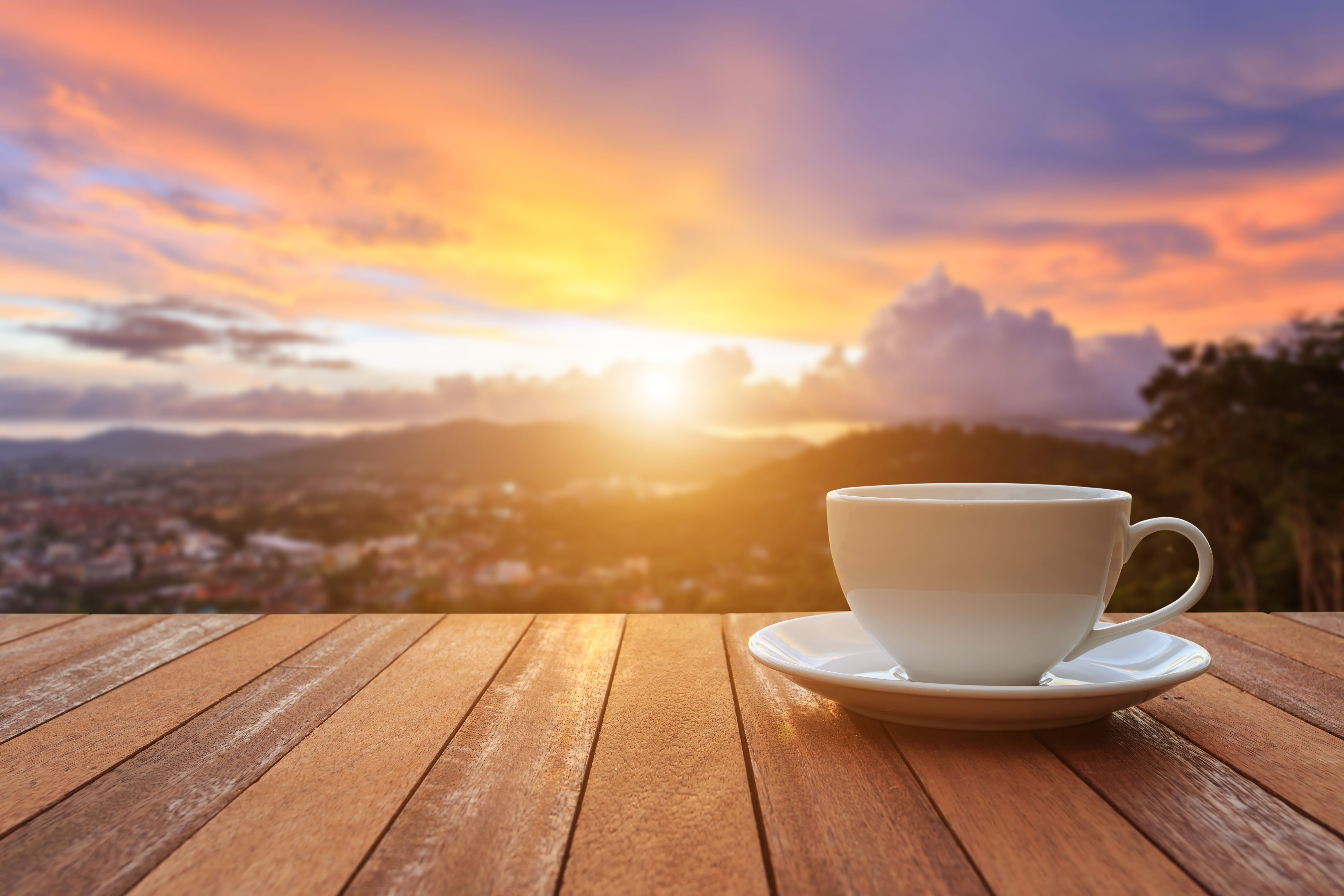 Утро снизу. Утро солнце чашка кофе. Утро кофе солнце. Доброе утро рассвет. Утренний кофе на рассвете.