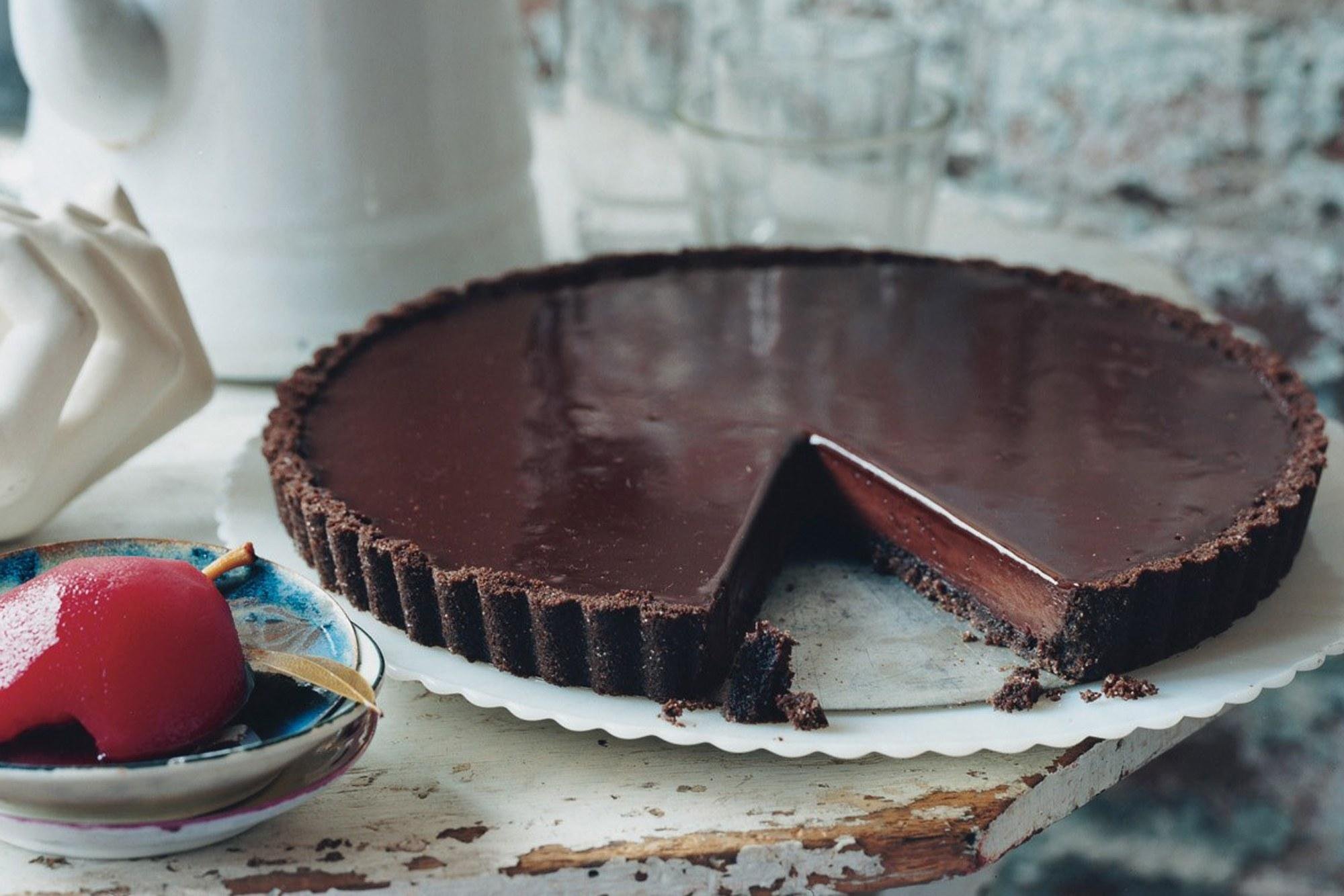 Chocolate tart. Тарт с ганашем. Тарт с шоколадным кремом. Шоколадный песочный торт. Mze шоколадный тарт.