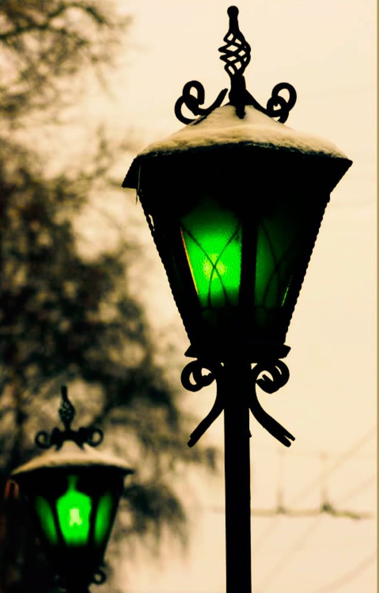 Зеленый уличный фонарь