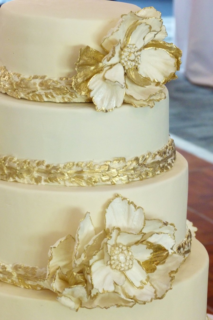 Торт бело золотой на свадьбу