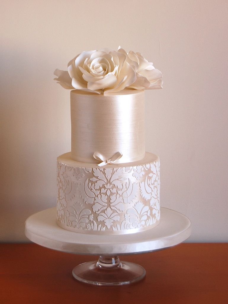 Торт свадебный двухъярусный с золотым декором