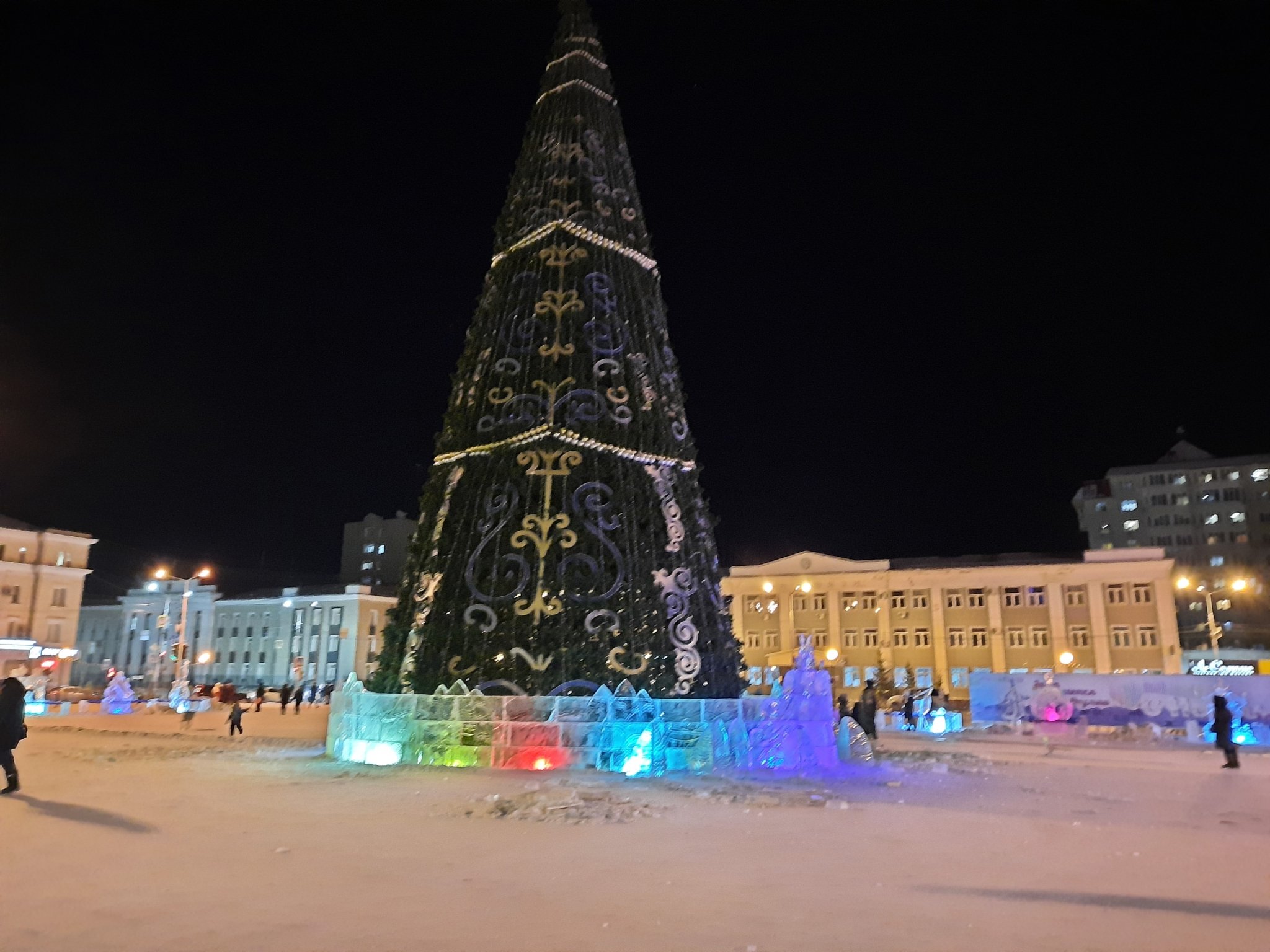 10 лет якутии. Главная площадь в Якутии. Якутск новый год 2022. Якутский новый год. Якутская Новогодняя елка.