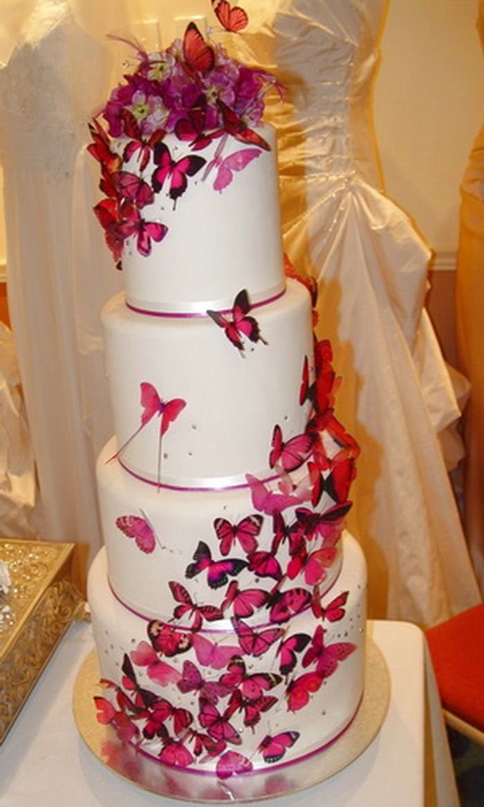 Красивый свадебный торт с бабочками