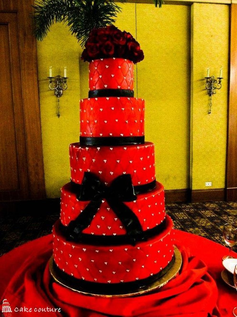 Торт красно золотой. Красный торт. Красивый красный торт. Черно красный торт. Красный торт на день рождения.