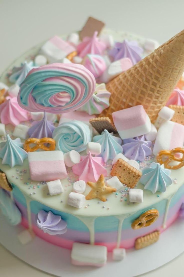 Украшение торта сладостями
